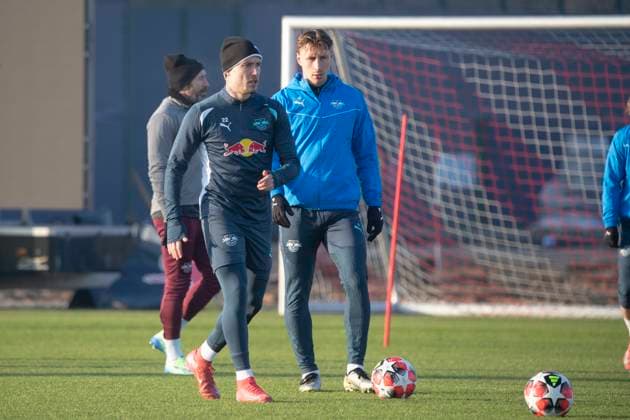 GER, Leipzig, Abschlusstraining RB Leipzig vor dem 7. Spieltag der UEFA Champions League Gruppenphase vs. Sporting Lissabon im Bild v.l.: David Raum (RB Leipzig 22), Willi Orban (RB Leipzig 04), einzeln mit Spielball 21.01.2025, UEFA REGULATIONS PROHIBIT ANY USE OF PHOTOGRAPHS AS IMAGE SEQUENCES AND OR QUASI-VIDEO, Copyright: HMBxMedia PaulxFritz