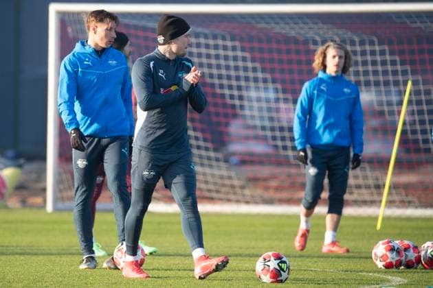 GER, Leipzig, Abschlusstraining RB Leipzig vor dem 7. Spieltag der UEFA Champions League Gruppenphase vs. Sporting Lissabon im Bild v.l.: Willi Orban (RB Leipzig 04), David Raum (RB Leipzig 22), klatscht motivierend in die Haende 21.01.2025, UEFA REGULATIONS PROHIBIT ANY USE OF PHOTOGRAPHS AS IMAGE SEQUENCES AND OR QUASI-VIDEO, Copyright: HMBxMedia PaulxFritz