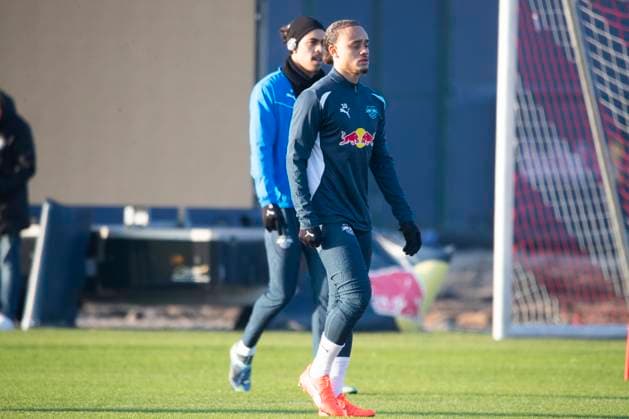 GER, Leipzig, Abschlusstraining RB Leipzig vor dem 7. Spieltag der UEFA Champions League Gruppenphase vs. Sporting Lissabon im Bild v.l.: Xavi Simons (RB Leipzig 10), einzeln, wirkt fokussiert 21.01.2025, UEFA REGULATIONS PROHIBIT ANY USE OF PHOTOGRAPHS AS IMAGE SEQUENCES AND OR QUASI-VIDEO, Copyright: HMBxMedia PaulxFritz