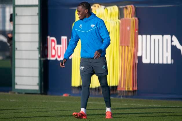 GER, Leipzig, Abschlusstraining RB Leipzig vor dem 7. Spieltag der UEFA Champions League Gruppenphase vs. Sporting Lissabon im Bild v.l.: Castello Lukeba (RB Leipzig 23), einzeln. lachend 21.01.2025, UEFA REGULATIONS PROHIBIT ANY USE OF PHOTOGRAPHS AS IMAGE SEQUENCES AND OR QUASI-VIDEO, Copyright: HMBxMedia PaulxFritz