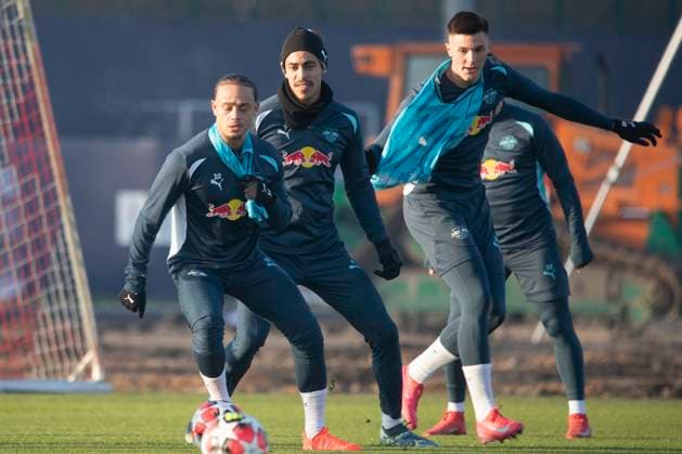 GER, Leipzig, Abschlusstraining RB Leipzig vor dem 7. Spieltag der UEFA Champions League Gruppenphase vs. Sporting Lissabon im Bild v.l.: Xavi Simons (RB Leipzig 10), Yussuf Poulsen (RB Leipzig 09), Benjamin Sesko (RB Leipzig 30), mit Ball in Aktion 21.01.2025, UEFA REGULATIONS PROHIBIT ANY USE OF PHOTOGRAPHS AS IMAGE SEQUENCES AND OR QUASI-VIDEO, Copyright: HMBxMedia PaulxFritz