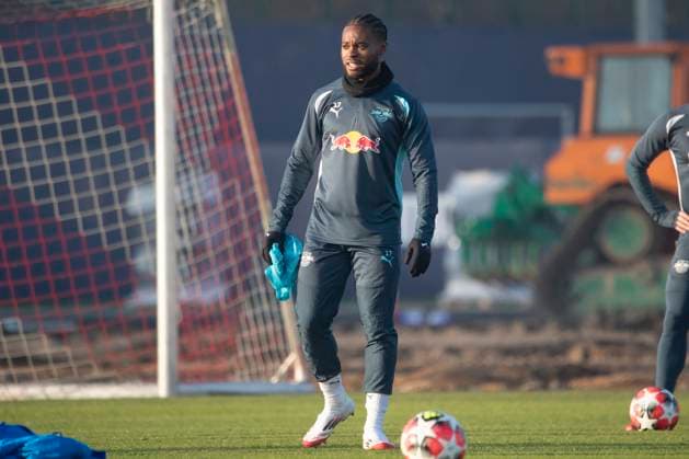 GER, Leipzig, Abschlusstraining RB Leipzig vor dem 7. Spieltag der UEFA Champions League Gruppenphase vs. Sporting Lissabon im Bild v.l.: Ridle Baku (RB Leipzig 17), mit Trainingsleibchen in der Hand , einzeln, wirkt motiviert 21.01.2025, UEFA REGULATIONS PROHIBIT ANY USE OF PHOTOGRAPHS AS IMAGE SEQUENCES AND OR QUASI-VIDEO, Copyright: HMBxMedia PaulxFritz