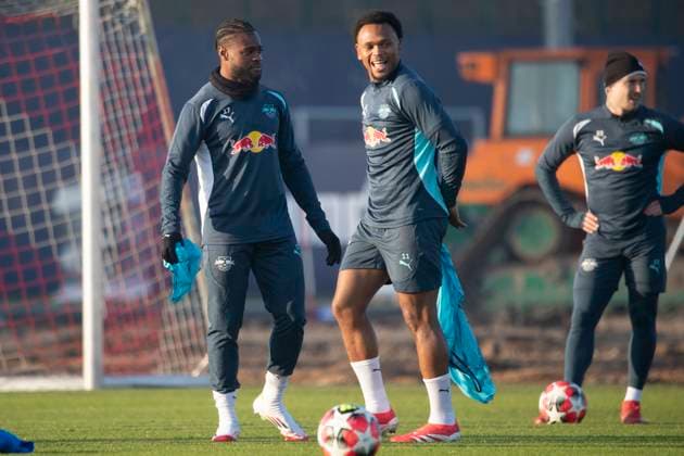 GER, Leipzig, Abschlusstraining RB Leipzig vor dem 7. Spieltag der UEFA Champions League Gruppenphase vs. Sporting Lissabon im Bild v.l.: Ridle Baku (RB Leipzig 17), Lois Openda (RB Leipzig 11), lachend, wirkt froehlich mit Trainingsleibchen in der Hand 21.01.2025, UEFA REGULATIONS PROHIBIT ANY USE OF PHOTOGRAPHS AS IMAGE SEQUENCES AND OR QUASI-VIDEO, Copyright: HMBxMedia PaulxFritz