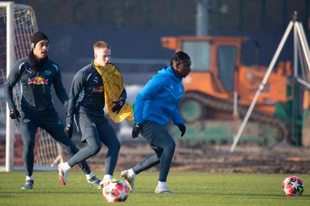 GER, Leipzig, Abschlusstraining RB Leipzig vor dem 7. Spieltag der UEFA Champions League Gruppenphase vs. Sporting Lissabon im Bild v.l.: Yussuf Poulsen (RB Leipzig 09), Arthur Vermeeren (RB Leipzig 18), Amadou Haidara (RB Leipzig 08), mit Ball in Aktion 21.01.2025, UEFA REGULATIONS PROHIBIT ANY USE OF PHOTOGRAPHS AS IMAGE SEQUENCES AND OR QUASI-VIDEO, Copyright: HMBxMedia PaulxFritz