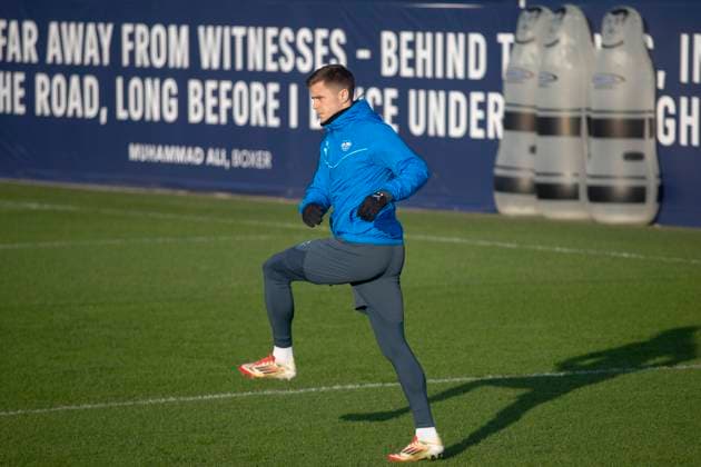 GER, Leipzig, Abschlusstraining RB Leipzig vor dem 7. Spieltag der UEFA Champions League Gruppenphase vs. Sporting Lissabon im Bild v.l.: Christoph Baumgartner (RB Leipzig 14), dehnt sich, betritt den Trainingsplatz 21.01.2025, UEFA REGULATIONS PROHIBIT ANY USE OF PHOTOGRAPHS AS IMAGE SEQUENCES AND OR QUASI-VIDEO, Copyright: HMBxMedia PaulxFritz