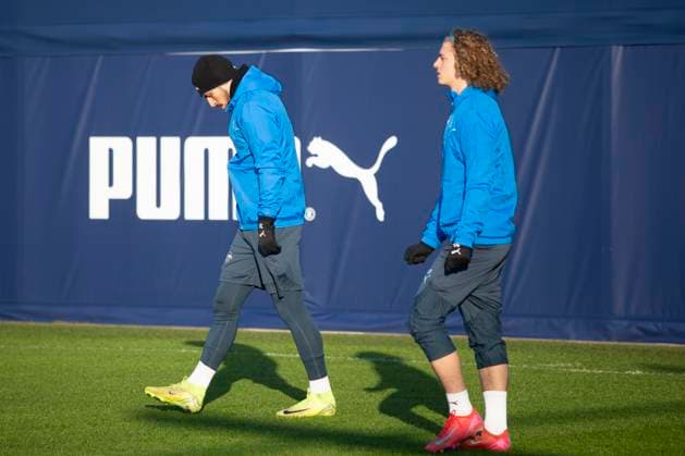 GER, Leipzig, Abschlusstraining RB Leipzig vor dem 7. Spieltag der UEFA Champions League Gruppenphase vs. Sporting Lissabon im Bild v.l.: Eljif Elmas (RB Leipzig 06), mit gesenktem Kopf, Viggo Gebel (RB Leipzig 47), betreten den Trainingsplatz 21.01.2025, UEFA REGULATIONS PROHIBIT ANY USE OF PHOTOGRAPHS AS IMAGE SEQUENCES AND OR QUASI-VIDEO, Copyright: HMBxMedia PaulxFritz