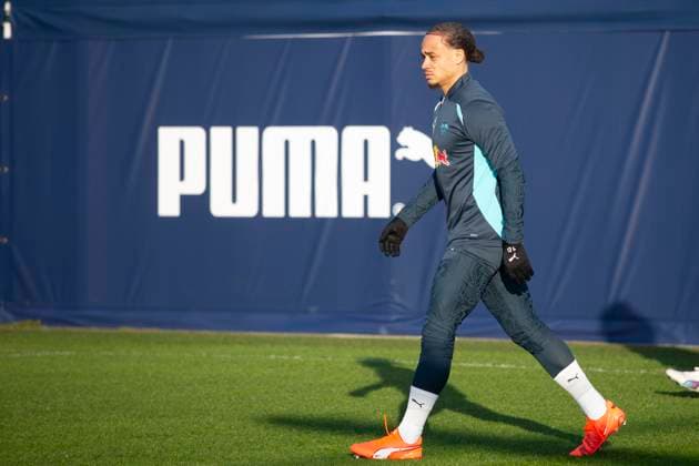 GER, Leipzig, Abschlusstraining RB Leipzig vor dem 7. Spieltag der UEFA Champions League Gruppenphase vs. Sporting Lissabon im Bild v.l.: Xavi Simons (RB Leipzig 10), betritt den Trainingsplatz, wirkt fokussiert mit PUMA Werbung im Hintergrund auf Sichtschutzbanner 21.01.2025, UEFA REGULATIONS PROHIBIT ANY USE OF PHOTOGRAPHS AS IMAGE SEQUENCES AND OR QUASI-VIDEO, Copyright: HMBxMedia PaulxFritz