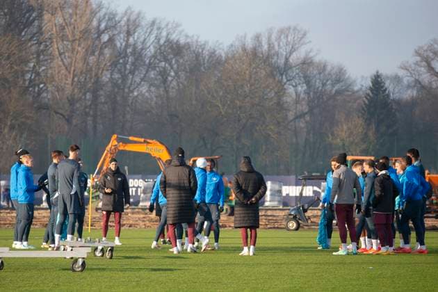 GER, Leipzig, Abschlusstraining RB Leipzig vor dem 7. Spieltag der UEFA Champions League Gruppenphase vs. Sporting Lissabon im Bild v.l.: Marco Rose (RB Leipzig Trainer), haelt Ansprache vor dem Team, Baustelle der Trainingsplaetze im Hintergrund 21.01.2025, UEFA REGULATIONS PROHIBIT ANY USE OF PHOTOGRAPHS AS IMAGE SEQUENCES AND OR QUASI-VIDEO, Copyright: HMBxMedia PaulxFritz