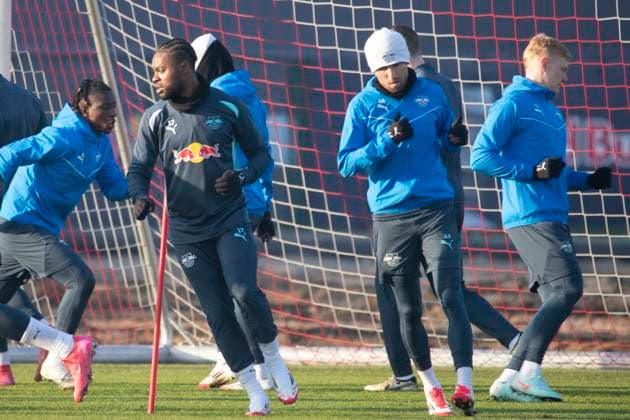 GER, Leipzig, Abschlusstraining RB Leipzig vor dem 7. Spieltag der UEFA Champions League Gruppenphase vs. Sporting Lissabon im Bild v.l.: Ridle Baku (RB Leipzig 17), Kevin Kampl (RB Leipzig 44), waehrend Trainingsform 21.01.2025, UEFA REGULATIONS PROHIBIT ANY USE OF PHOTOGRAPHS AS IMAGE SEQUENCES AND OR QUASI-VIDEO, Copyright: HMBxMedia PaulxFritz