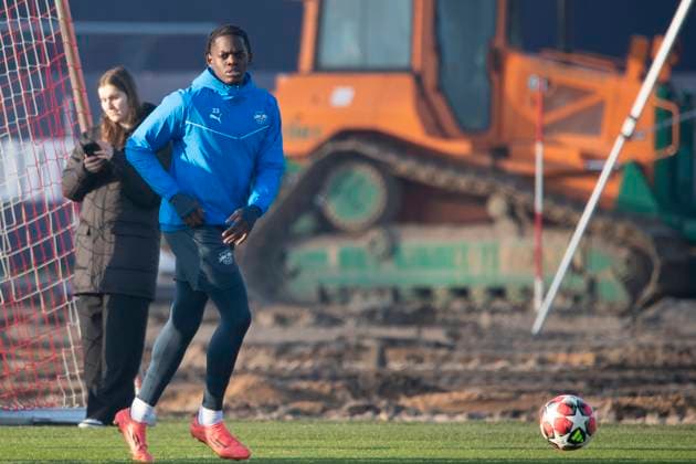 GER, Leipzig, Abschlusstraining RB Leipzig vor dem 7. Spieltag der UEFA Champions League Gruppenphase vs. Sporting Lissabon im Bild v.l.: Castello Lukeba (RB Leipzig 23), einzeln, joggend , Baustelle auf den Trainingsplaetzen im Hintergrund 21.01.2025, UEFA REGULATIONS PROHIBIT ANY USE OF PHOTOGRAPHS AS IMAGE SEQUENCES AND OR QUASI-VIDEO, Copyright: HMBxMedia PaulxFritz