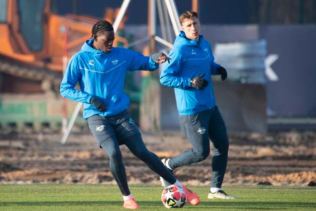 GER, Leipzig, Abschlusstraining RB Leipzig vor dem 7. Spieltag der UEFA Champions League Gruppenphase vs. Sporting Lissabon im Bild v.l.: Castello Lukeba (RB Leipzig 23), mit Ball in Aktion, Willi Orban (RB Leipzig 04), im Hintergrund , Baustelle auf den Trainingsplaetzen im Hintergrund 21.01.2025, UEFA REGULATIONS PROHIBIT ANY USE OF PHOTOGRAPHS AS IMAGE SEQUENCES AND OR QUASI-VIDEO, Copyright: HMBxMedia PaulxFritz