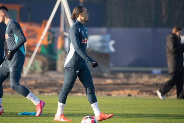 GER, Leipzig, Abschlusstraining RB Leipzig vor dem 7. Spieltag der UEFA Champions League Gruppenphase vs. Sporting Lissabon im Bild v.l.: Xavi Simons (RB Leipzig 10), einzeln, ueber den Trainingsplatz laufend 21.01.2025, UEFA REGULATIONS PROHIBIT ANY USE OF PHOTOGRAPHS AS IMAGE SEQUENCES AND OR QUASI-VIDEO, Copyright: HMBxMedia PaulxFritz