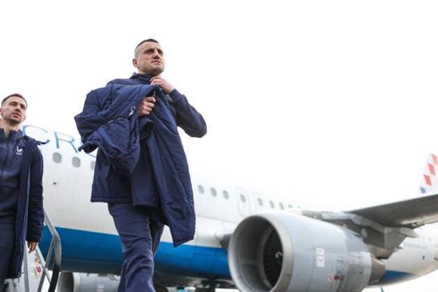 Dinamo Zagreb arrive in London Arijan Ademi of Dinamo Zagreb leave a plane at Stansted Airport on January 21, 2025. in London, England. Dinamo Zagreb will play against Arsenal in the UEFA Champions League.  LukaxStanzl PIXSELL