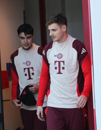 21.01.2025, Champions League FC Bayern Abschlusstraining, Saebenerstrasse Muenchen, Fussball, im Bild: Aleksandar Pavlovic (FC Bayern Muenchen) und Josip Stanisic (FC Bayern Muenchen)