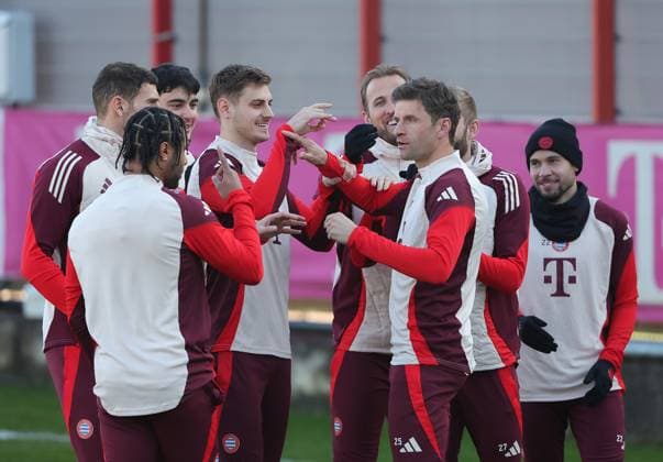 21.01.2025, Champions League FC Bayern Abschlusstraining, Saebenerstrasse Muenchen, Fussball, im Bild: Leon Goretzka (FC Bayern Muenchen), Serge Gnabry (FC Bayern Muenchen), Aleksandar Pavlovic (FC Bayern Muenchen), Josip Stanisic (FC Bayern Muenchen), Harry Kane (FC Bayern Muenchen), Thomas Mueller (FC Bayern Muenchen), Konrad Laimer (FC Bayern Muenchen) und Raphael Guerreiro (FC Bayern Muenchen) haben Spass beim Ohren zwicken