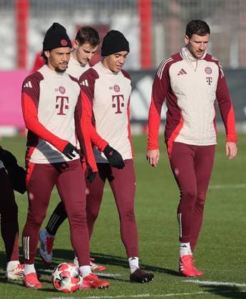 21.01.2025, Champions League FC Bayern Abschlusstraining, Saebenerstrasse Muenchen, Fussball, im Bild: Leroy Sane (FC Bayern Muenchen), Josip Stanisic (FC Bayern Muenchen), Jamal Musiala (FC Bayern Muenchen) und Leon Goretzka (FC Bayern Muenchen)