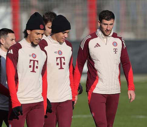 21.01.2025, Champions League FC Bayern Abschlusstraining, Saebenerstrasse Muenchen, Fussball, im Bild: Leroy Sane (FC Bayern Muenchen), Jamal Musiala (FC Bayern Muenchen) und Leon Goretzka (FC Bayern Muenchen)
