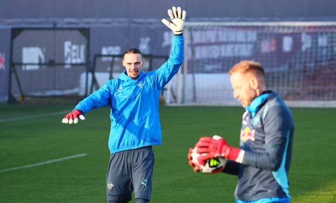 Leipzig, 21.01.2025, RBL Trainingszentrum, UEFA Champions League , RB LEIPZIG Training vor dem morgigen Spiel vs. Sporting Lissabon , Im Bild v.l.: Torwart Maarten Vandevoordt (26, RB Leipzig) und Torwart Peter Gulacsi (1, RB Leipzig) , Nur zur redaktionellen Nutzung. Only editorial use. , Picture Point