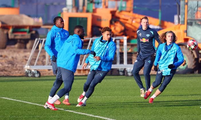 Leipzig, 21.01.2025, RBL Trainingszentrum, UEFA Champions League , RB LEIPZIG Training vor dem morgigen Spiel vs. Sporting Lissabon , Im Bild v.l.: Castello Lukeba (23, RB Leipzig), Lutsharel Geertruida (3, RB Leipzig), Antonio Nusa (7, RB Leipzig), Lukas Klostermann (16, RB Leipzig) und Viggo Gebel (47, RB Leipzig) , Nur zur redaktionellen Nutzung. Only editorial use. ,