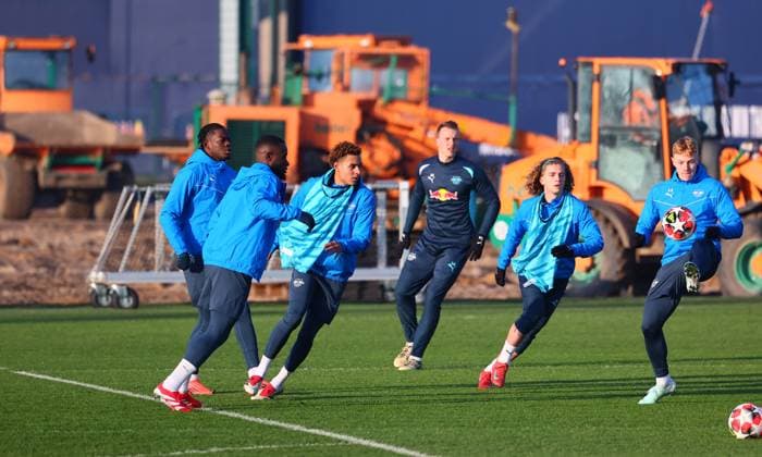 Leipzig, 21.01.2025, RBL Trainingszentrum, UEFA Champions League , RB LEIPZIG Training vor dem morgigen Spiel vs. Sporting Lissabon , Im Bild v.l.: Castello Lukeba (23, RB Leipzig), Lutsharel Geertruida (3, RB Leipzig), Antonio Nusa (7, RB Leipzig), Lukas Klostermann (16, RB Leipzig), Viggo Gebel (47, RB Leipzig) und Nicolas Seiwald (13, RB Leipzig) , , Nur zur redaktionellen Nutzung. Only editorial use. ,