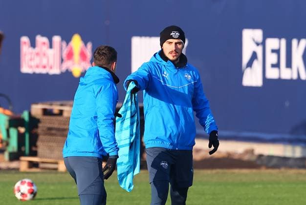 Leipzig, 21.01.2025, RBL Trainingszentrum, UEFA Champions League , RB LEIPZIG Training vor dem morgigen Spiel vs. Sporting Lissabon , Im Bild v.l.: Christoph Baumgartner (14, RB Leipzig) und Eljif Elmas (6, RB Leipzig) , Nur zur redaktionellen Nutzung. Only editorial use. ,