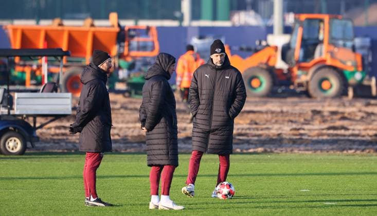 Leipzig, 21.01.2025, RBL Trainingszentrum, UEFA Champions League , RB LEIPZIG Training vor dem morgigen Spiel vs. Sporting Lissabon , Im Bild v.l.: RB Sportpsychologe Peter Schneider, Co-Trainer Frank Geideck (RB Leipzig) und Trainer Marco Rose (RB Leipzig) , Nur zur redaktionellen Nutzung. Only editorial use. ,
