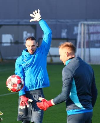 Leipzig, 21.01.2025, RBL Trainingszentrum, UEFA Champions League , RB LEIPZIG Training vor dem morgigen Spiel vs. Sporting Lissabon , Im Bild v.l.: Torwart Maarten Vandevoordt (26, RB Leipzig) und Torwart Peter Gulacsi (1, RB Leipzig) , Nur zur redaktionellen Nutzung. Only editorial use. ,