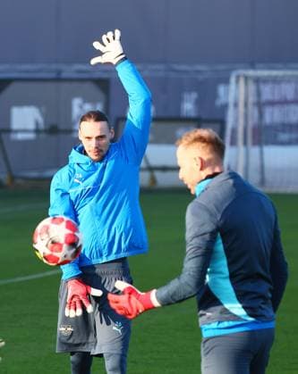 Leipzig, 21.01.2025, RBL Trainingszentrum, UEFA Champions League , RB LEIPZIG Training vor dem morgigen Spiel vs. Sporting Lissabon , Im Bild v.l.: Torwart Maarten Vandevoordt (26, RB Leipzig) und Torwart Peter Gulacsi (1, RB Leipzig) , Nur zur redaktionellen Nutzung. Only editorial use. ,