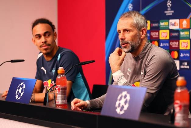 Leipzig, 21.01.2025, RB Leipzig Akademie, Fußball Champions League, RB LEIPZIG - PK vor dem morgigen Spiel vs. Sporting Lissabon , Im Bild v.l.: Yussuf Yurary Poulsen (9, RB Leipzig) und Trainer Marco Rose (RB Leipzig) , Nur zur redaktionellen Nutzung. Only editorial use. ,