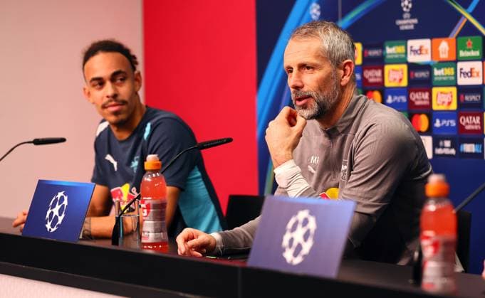 Leipzig, 21.01.2025, RB Leipzig Akademie, Fußball Champions League, RB LEIPZIG - PK vor dem morgigen Spiel vs. Sporting Lissabon , Im Bild v.l.: Yussuf Yurary Poulsen (9, RB Leipzig) und Trainer Marco Rose (RB Leipzig) , Nur zur redaktionellen Nutzung. Only editorial use. ,