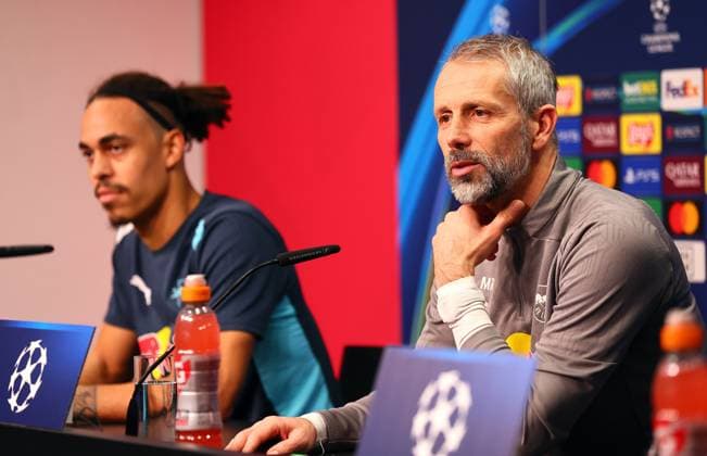 Leipzig, 21.01.2025, RB Leipzig Akademie, Fußball Champions League, RB LEIPZIG - PK vor dem morgigen Spiel vs. Sporting Lissabon , Im Bild v.l.: Yussuf Yurary Poulsen (9, RB Leipzig) und Trainer Marco Rose (RB Leipzig) , Nur zur redaktionellen Nutzung. Only editorial use. ,