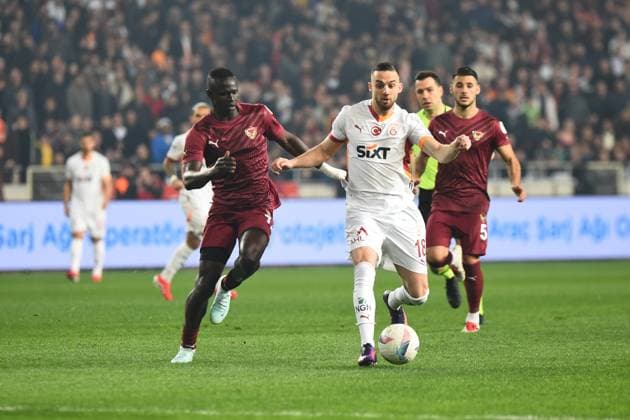 Lamine Diack of Hatayspor and Berkan Kutlu (R) of Galatasaray battle for the ball during the Turkish Super League match between Hatayspor and Galatasaray at Mersin Stadium in Mersin , Turkey on January 17 , 2025. ( Photo by Seskimphoto ) Hatayspor v Galatasaray - Turkish Super League 