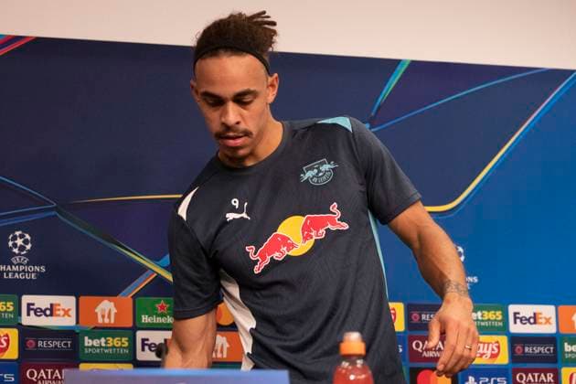 GER, Leipzig, Abschlusstraining RB Leipzig vor dem 7. Spieltag der UEFA Champions League Gruppenphase vs. Sporting Lissabon im Bild v.l.: Yussuf Poulsen (RB Leipzig 09), nimmt Platz auf seinem Stuhl vor der Pressekonferenz 21.01.2025, UEFA REGULATIONS PROHIBIT ANY USE OF PHOTOGRAPHS AS IMAGE SEQUENCES AND OR QUASI-VIDEO, Copyright: HMBxMedia PaulxFritz