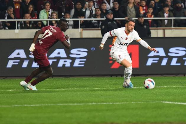Lamine Diack of Hatayspor and Yunus Akgun (R) of Galatasaray battle for the ball during the Turkish Super League match between Hatayspor and Galatasaray at Mersin Stadium in Mersin , Turkey on January 17 , 2025. ( Photo by Seskimphoto ) Hatayspor v Galatasaray - Turkish Super League 