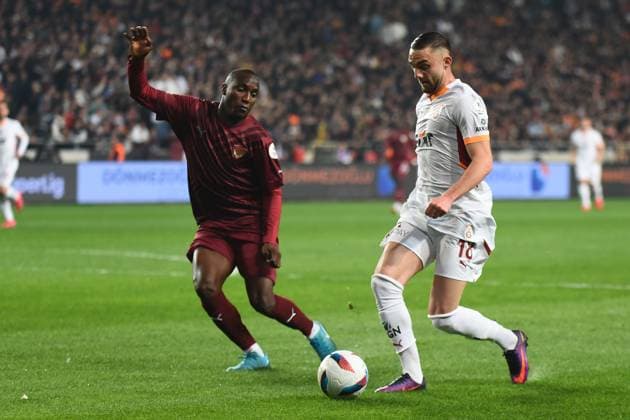 Guy-Marcelin Kilama (L) of Hatayspor and Berkan Kutlu (R) of Galatasaray battle for the ball during the Turkish Super League match between Hatayspor and Galatasaray at Mersin Stadium in Mersin , Turkey on January 17 , 2025. ( Photo by Seskimphoto ) Hatayspor v Galatasaray - Turkish Super League 