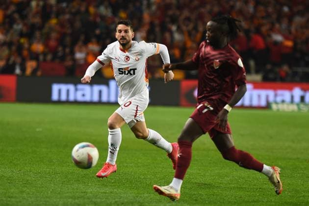 Dries Mertens of Galatasaray controls the ball during the Turkish Super League match between Hatayspor and Galatasaray at Mersin Stadium in Mersin , Turkey on January 17 , 2025. ( Photo by Seskimphoto ) Hatayspor v Galatasaray - Turkish Super League 