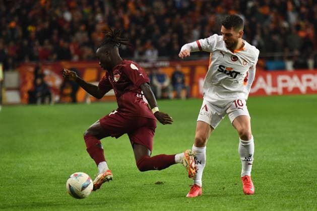 Dries Mertens of Galatasaray controls the ball during the Turkish Super League match between Hatayspor and Galatasaray at Mersin Stadium in Mersin , Turkey on January 17 , 2025. ( Photo by Seskimphoto ) Hatayspor v Galatasaray - Turkish Super League 