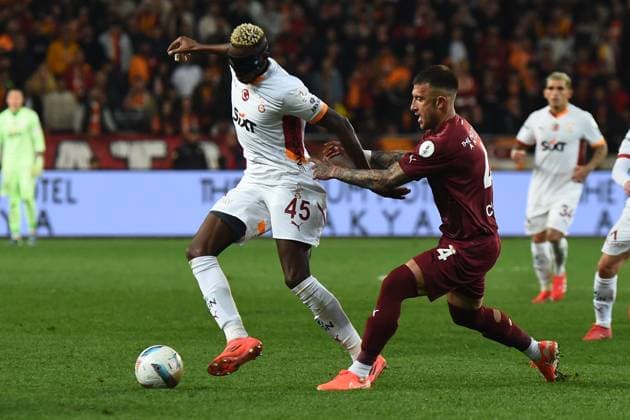 Francisco Calco (4) of Hatayspor and Victor Osimhen of Galatasaray during the Turkish Super League match between Hatayspor and Galatasaray at Mersin Stadium in Mersin , Turkey on January 17 , 2025. ( Photo by Seskimphoto ) Hatayspor v Galatasaray - Turkish Super League 