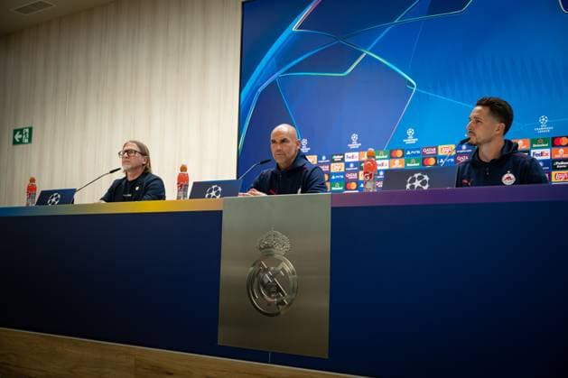 SOCCER - UEFA CL, Madrid vs RBS MADRID,SPAIN,21.JAN.25 - SOCCER - UEFA Champions League, Real Madrid CF vs Red Bull Salzburg, preview, press conference, PK, Pressekonferenz RBS. Image shows press officer Christian Kircher, head coach Thomas Letsch and Janis Blaswich (RBS).  GEPAxpictures xFelipexMondino