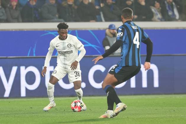SOCCER - UEFA CL, Atalanta vs Sturm BERGAMO,ITALY,21.JAN.25 - SOCCER - UEFA Champions League, Atalanta Bergamo Calcio vs SK Sturm Graz. Image shows Amady Camara (Sturm) and Isak Hien (Atalanta).  GEPAxpictures xChrisxBauer