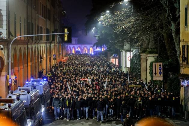 Bologna - tifosi del Borussia Dortmund scortati in corteo dalle forze dell& x2019;ordine allo stadio in attesa della partita di champions league Bologna Dortmund 21 Gennaio 2025 ( Photo Guido Calamosca LaPresse ) Bologna - Borussia Dortmund fans escorted in procession by the police to the stadium awaiting the Champions League match Bologna Dortmund Italy - 21, jan 2025 ( Photo Guido Calamosca LaPresse )  Copyright: xGuidoxCalamosca LaPressex