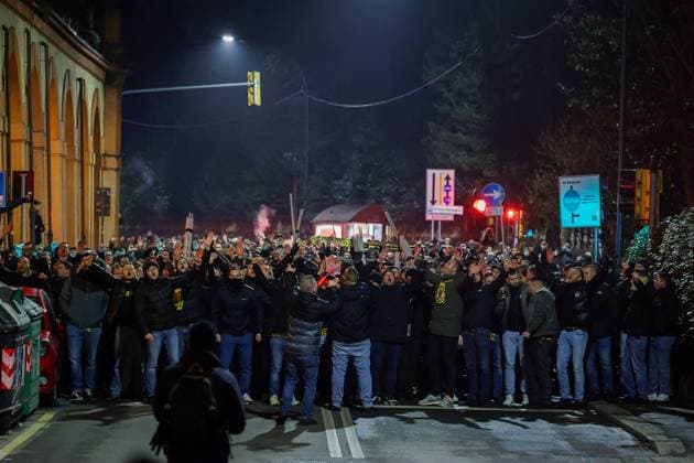 Bologna - tifosi del Borussia Dortmund scortati in corteo dalle forze dell& x2019;ordine allo stadio in attesa della partita di champions league Bologna Dortmund 21 Gennaio 2025 ( Photo Guido Calamosca LaPresse ) Bologna - Borussia Dortmund fans escorted in procession by the police to the stadium awaiting the Champions League match Bologna Dortmund Italy - 21, jan 2025 ( Photo Guido Calamosca LaPresse )  Copyright: xGuidoxCalamosca LaPressex