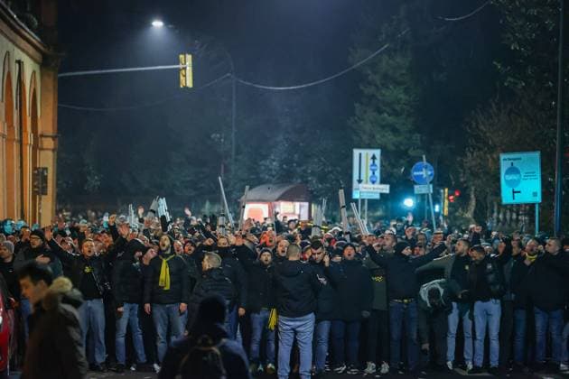 Bologna - tifosi del Borussia Dortmund scortati in corteo dalle forze dell& x2019;ordine allo stadio in attesa della partita di champions league Bologna Dortmund 21 Gennaio 2025 ( Photo Guido Calamosca LaPresse ) Bologna - Borussia Dortmund fans escorted in procession by the police to the stadium awaiting the Champions League match Bologna Dortmund Italy - 21, jan 2025 ( Photo Guido Calamosca LaPresse )  Copyright: xGuidoxCalamosca LaPressex