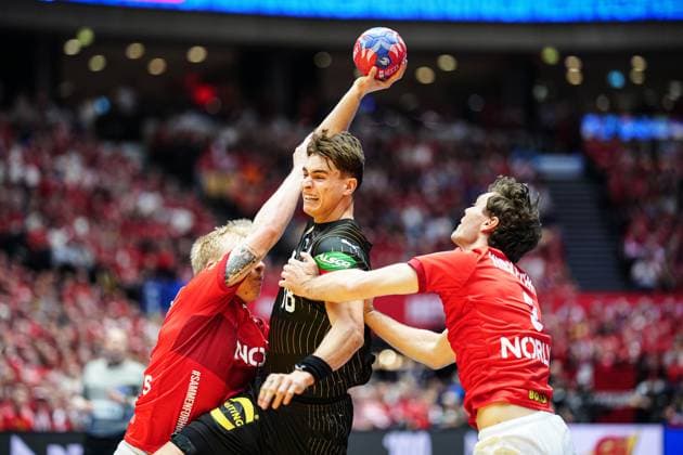 Sport Themen der Woche KW04 Sport Bilder des Tages Magnus Saugstrup (Daenemark, 15), Julian Koester (Deutschland, 18), Niclas Kirkeloekke (Daenemark, 03) DEN, Daenemark vs. Deutschland, Handball, IHF Weltmeisterschaft 2025, Hauptgruppe 1, Spieltag 1, 21.01.2025 DEN, Daenemark vs. Deutschland, Handball, IHF Weltmeisterschaft 2025, Hauptgruppe 1, Spieltag 1, 21.01.2025 Herning *** Magnus Saugstrup Denmark, 15 , Julian Koester Germany, 18 , Niclas Kirkeloekke Denmark, 03 DEN, Denmark vs Germany, Handball, IHF World Championship 2025, Main Group 1, Matchday 1, 21 01 2025 DEN, Denmark vs Germany, Handball, IHF World Championship 2025, Main Group 1, Matchday 1, 21 01 2025 Herning Copyright: xEibner-Pressefoto MarcelxvonxFehrnx EP_MFN