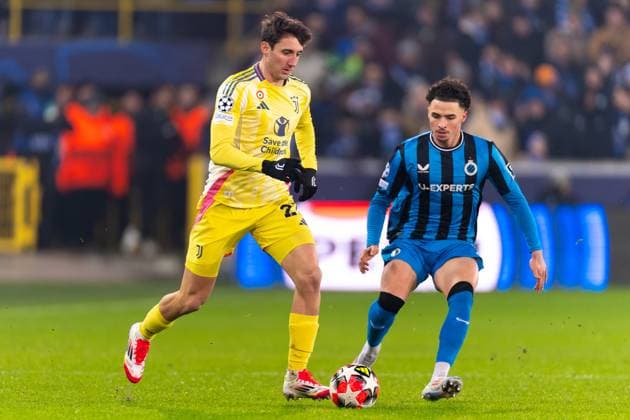 2025-01-21 Club Brugge KV v Juventus - UEFA Champions League 2024 25 League Phase MD7 BRUGES, BELGIUM - JANUARY 21: Andrea Cambiaso of Juventus battles for the ball with Chemsdine Talbi of Club Brugge KV during the UEFA Champions League 2024 25 League Phase MD7 match between Club Brugge KV and Juventus at Jan Breydelstadion on January 21, 2025 in Bruges, Belgium. (Photo by Joris Verwijst BSR Agency) Bruges Belgium Content not available for redistribution in The Netherlands directly or indirectly through any third parties. Copyright: xBSRxAgencyx