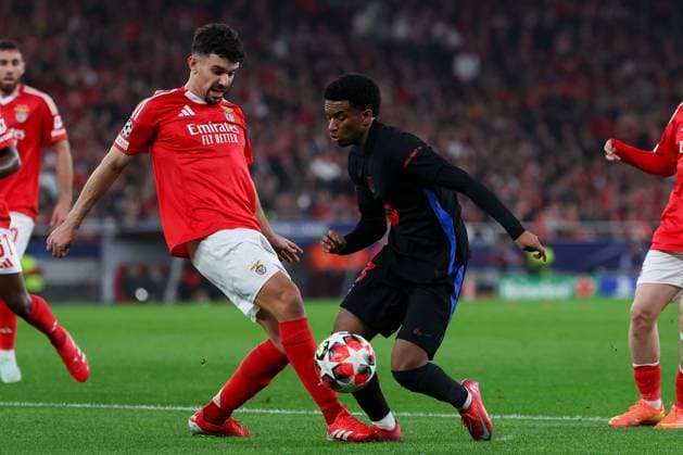 Portugal, Estadio do SL Benfica Lisbon 21. January 2025 Uefa Champions League phase 2024 25 Matchday 7, S.L.Benfica - FC Barcelona, Barca v.l., Tomas Araujo (S.L.Benfica), Alejandro Balde (FC Barcelona) Zweikampf, Action, Aktion, Battles for the Ball im Strafraum, Elfmeter Copyright: JoaquimxFerreira
