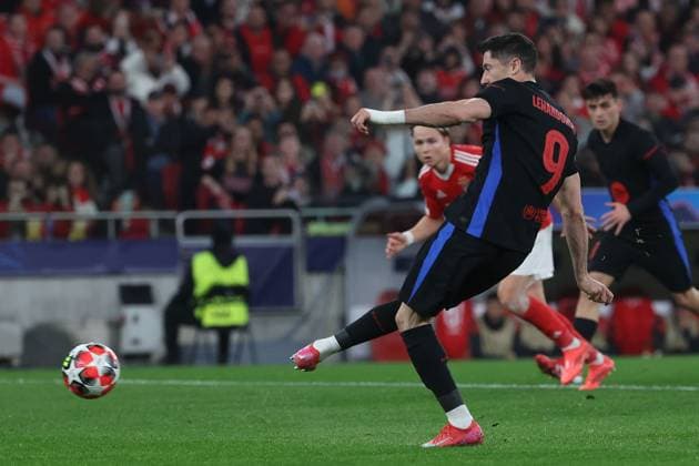 Portugal, Estadio do SL Benfica Lisbon 21. January 2025 Uefa Champions League phase 2024 25 Matchday 7, S.L.Benfica - FC Barcelona, Barca v.l., Robert Lewandowski (FC Barcelona) schiesst das Tor zum 1:1, Elfmeter Copyright: JoaquimxFerreira