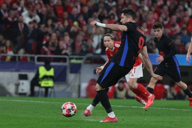 Portugal, Estadio do SL Benfica Lisbon 21. January 2025 Uefa Champions League phase 2024 25 Matchday 7, S.L.Benfica - FC Barcelona, Barca v.l., Robert Lewandowski (FC Barcelona) schiesst das Tor zum 1:1, Elfmeter Copyright: JoaquimxFerreira