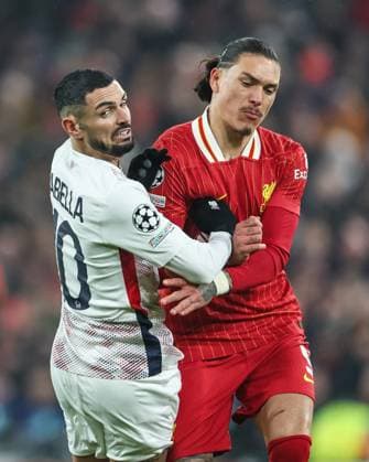UEFA Champions League - League Stage Liverpool v Lille RÃ my Cabella of Lille and Darwin Nunez of Liverpool tussle during the UEFA Champions League - League Stage Liverpool v Lille at Anfield, Liverpool, United Kingdom, 21st January 2025 (Photo by Mark Cosgrove News Images) Copyright: xMarkxCosgrove NewsxImagesx