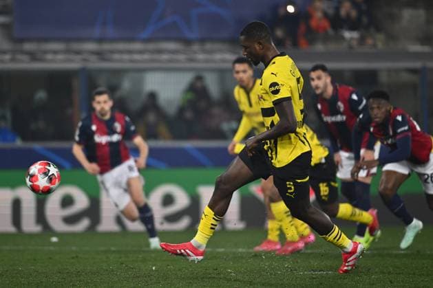 Sport Bilder des Tages Serhou Guirassy of Borussia Dortmund scores the goal for 0-1 during the 7st day of the UEFA Champions League between Bologna F.C. and Borussia Dortmund at the Renato Dall Ara Stadium on January 21, 2025 in Bologna, Italy.  Copyright: xDomenicoxCippitelli IPAxSportx xipa-agency.netx xx IPA_53200656 IPA_Agency_IPA53200656